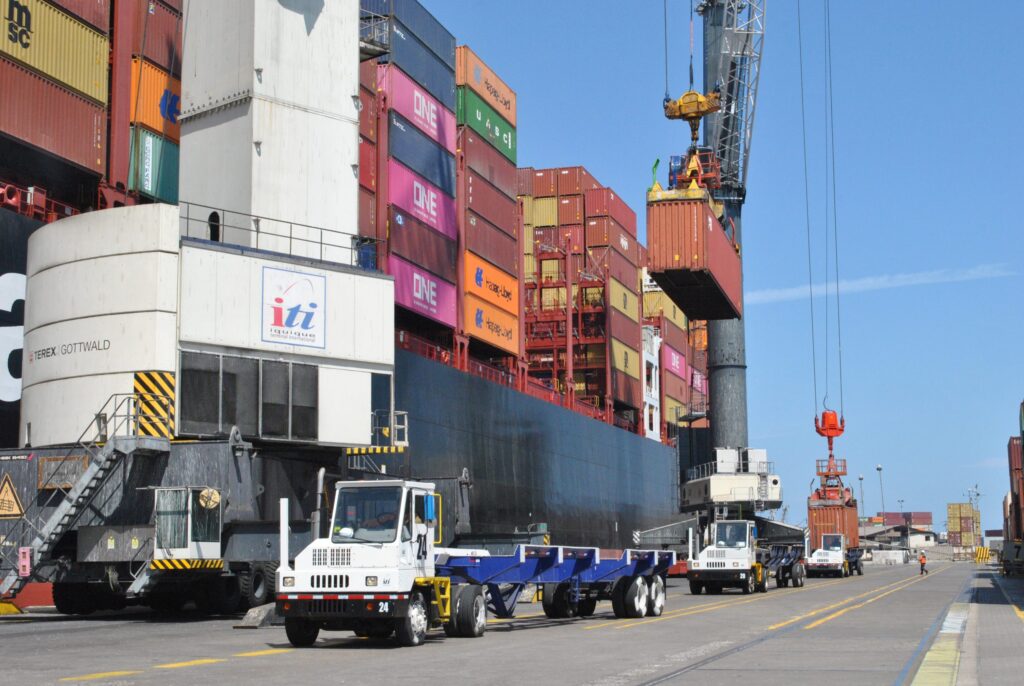 Buque portacontenedores y operación de transporte internacional